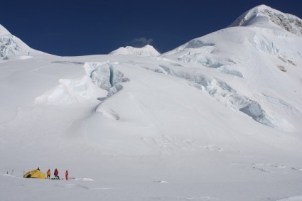 Acampamento 1 do Makalu, em 2008. Foto de Waldemar Niclevicz.