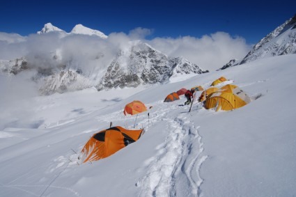 Acampamento a 6.780m, em 2008. Foto de Waldemar Niclevicz.