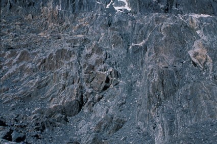 Acampamento ao lado da Laguna Timoncitos (4.650m), e canaleta que leva ao cume do Pico Bolivar. Foto de Niclevicz.