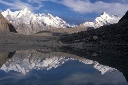 Acampamento-base da Trango Tower. Foto de Waldemar Niclevicz.