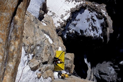 Acampamento suspenso (5.900m) da Trango Tower, de onde partimos para o ataque ao cume. Foto de Waldemar Niclevicz.