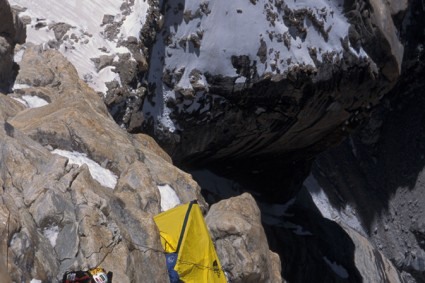 Acampamento suspenso a 5.900m, de onde fizemos o ataque ao cume de 6.251m. Foto de WN