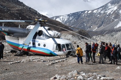 Acidente de helicóptero no campo base do Makalu, em 2008. Foto de Waldemar Niclevicz.