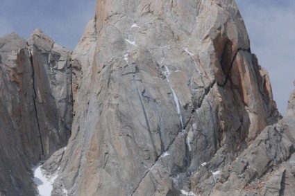 A Agulha Saint Exupery, a rota de escalada se incia no corredor com neve do seu lado esquerdo. Foto de WN.