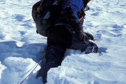 Alain Mesili enfrentando neve fofa para alcançar a pirâmide superior do Chaupi Orco. Foto de WN.