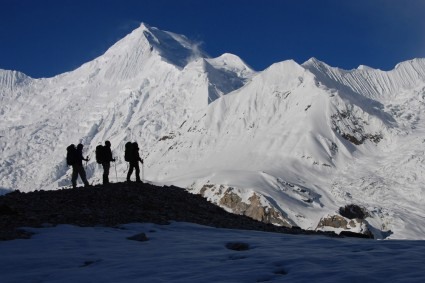 Alpinistas contemplam o Chogolisa (7.665m) a caminho do Gasherbrum, Paquistão. Foto de Waldemar Niclevicz.