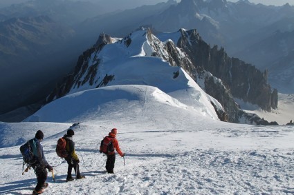 Alpinistas no Mont Blanc, abaixo se destaca o Mont Maudit, fronteira da França com a Itália. Foto de Waldemar Niclevicz.