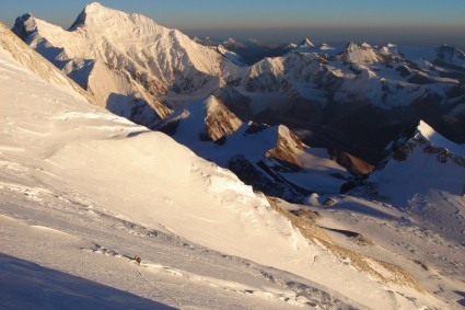 Amanhecer a 8.100m no Makalu, em 2008, Everest e Lhotse ao fundo. Foto de Waldemar Niclevicz.