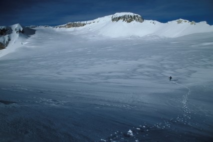 Atravessando a grande cratera do Ampato em direção ao cume, que aparece ao fundo, no centro da foto. Foto de WN.
