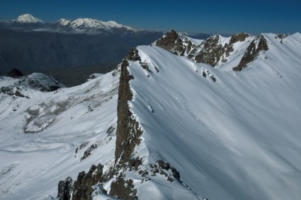 O Ampato, à esquerda, ao fundo, visto do cume do Mismi, Peru. Foto de WN.