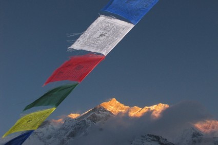 Bandeiras de Orações no Annapurna, Nepal. Foto de Niclevicz.