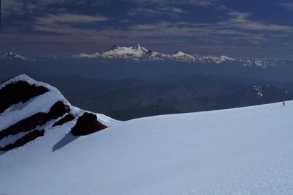 A imensidão do Callaqui, comparado ao alpinista que surge do lado direito da foto, sobre o glaciar, próximo a crista. Foto de WN.