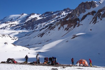 Acampamento-base, cume do El Plomo à esquerda. Foto de WN.