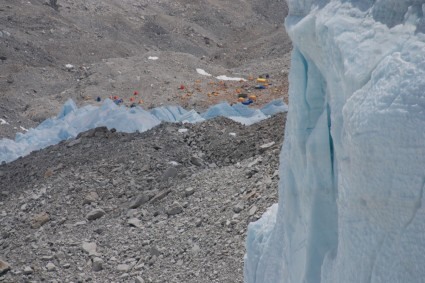 Campo base do Makalu visto dos 6.100m, em 2008. Foto de Waldemar Niclevicz.