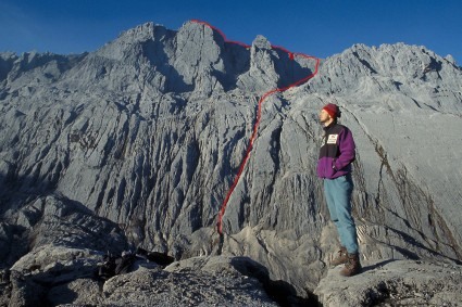 Waldemar Niclevicz em frente a parede com a rota da escalada que fez em solitário para escalar o Carstensz.