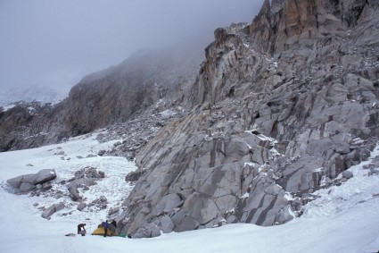 Acampamento alto do Chachacomani, o colo que dá acesso a parede está para o lado direito da foto. Foto de WN.