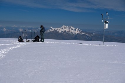 Carlos Zarate no cume do Coropuna, em destaque o Solimana ao fundo. Foto de Waldemar Niclevicz.
