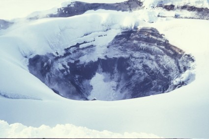 A cratera vista no cume do Cotopaxi, em 1989. Foto de Waldemar Niclevicz.