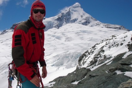 Waldemar Niclevicz em frente ao Aspiring, a Crista Sudoeste, por onde foi feita a escalada, é a que está à direita, contra o céu. Foto de Marty Beare.