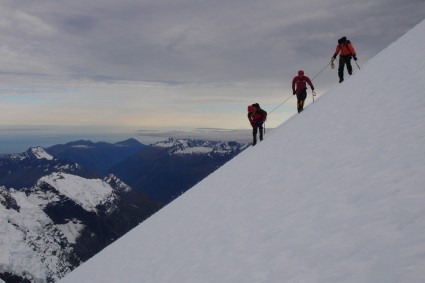Alpinistas iniciam a descida após chegar ao alto do Aspiring. Foto de WN.