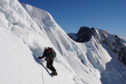 Escalando a Crista Syme, Tasman. Foto de WN.