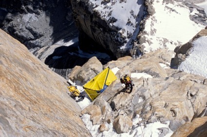 Deixando o acampamento suspenso (5.900m) da Trango Tower. Foto de Waldemar Niclevicz.