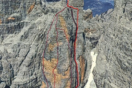 Em vermelho o traçado da rota do Diedro Fehrman, Campanile Basso, Dolomitas de Brenta.