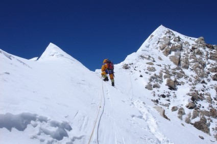 Do alto do ante cume, o cume do Makalu ao fundo. Foto Waldemar Niclevicz.