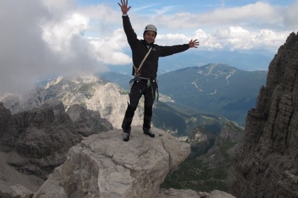 Eiki Higaki no cume do Camapanile Basso, Brenta. Foto de Niclevicz