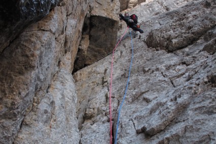 Eiki Higaki no segundo diedro do Diedro Fehrman, Brenta. Foto de Niclevicz.