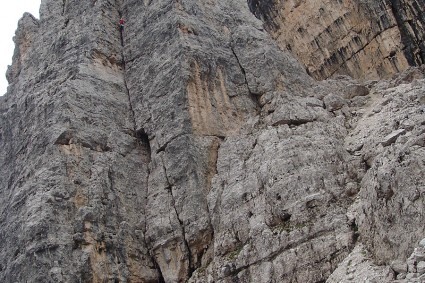 Eiki dando segurança, na base da Torre Barancio, e Waldemar em pleno diedro, os dois de vermelho. Foto de Andriguetto.