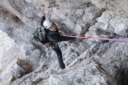 Eiki no alto do primeiro diedro do Diedro Fehrman, Dolomitas. Foto de Niclevicz