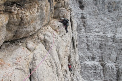 Eiki no ultimo esticão do Diedro Fehrman, Campanile Basso, Dolomitas de Brenta. Foto de Niclevicz.