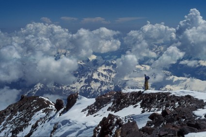 Vista do cume do Elbrus. Foto de Waldemar Niclevicz.