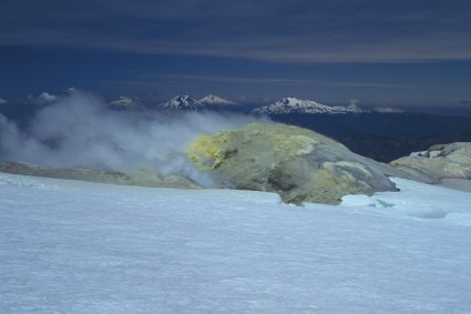 Fumarolas no cume do Vulcão Callaqui, Chile. Foto de W. Niclevicz.