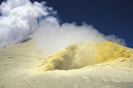 Fumarolas próximas ao cume do Guallatiri, essa rugia como um trovão devido a forte pressão da emissão dos gases. Foto de Waldemar Niclevicz.