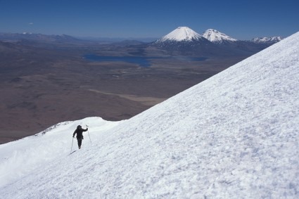 Início do glaciar do Guallatiri, ao fundo em destaque o Parinacota. Foto de Waldemar Niclevicz.