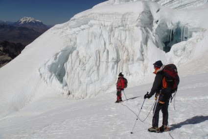 Descendo o Huayna Potosi, ao fundo em destaque o Illimani. Foto de WN.