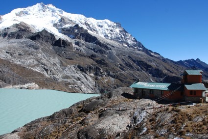O confortável Refúgio Huayna Potosi, ao lado da represa Zongo, com o imponente Huayna Potosi acima. Foto de WN.