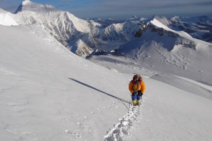 Iirvan Burda a 7.800m no Makalu, em 2007. Foto de Waldemar Niclevicz.