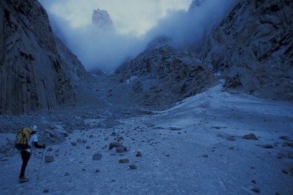 Inicio do corredor que leva à base da parede da Trango Tower, que aparece ao fundo entre as nuvens. Foto de Waldemar Niclevicz.