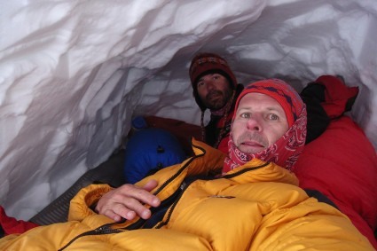 Irivan Burda e Waldemar Niclevicz na cova de gelo do Pobeda.