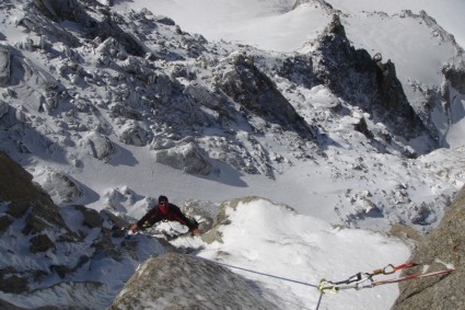 Irivan Burda  no início da escalada do Dente del Gigante. Foto de Waldemar Niclevicz.