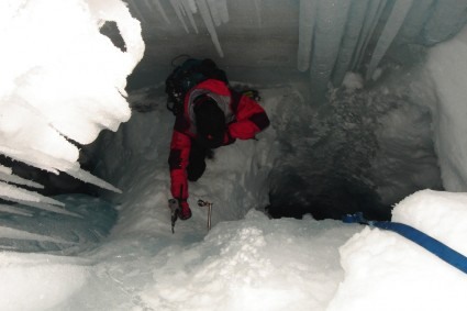 Irivan Burda ao cair dentro de uma greta em 2007, no Makalu. Foto de Waldemar Niclevicz.