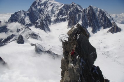 Irivan escalando novamente a Punta Sella descendo do Dente del Gigante, visto da Punta Graham, a mais alta, com o Mont Blanc ao fundo. Foto de WN
