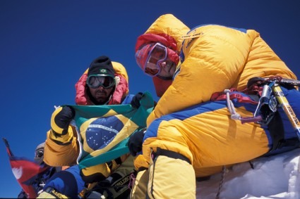 Irivan Gustavo Burda e Waldemar Niclevicz no alto do Everest, pela segunda vez o Brasil chega no Topo do Mundo, 2 de junho de 2005.