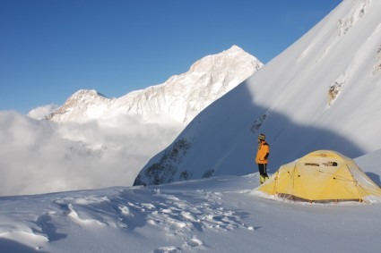 Irivan Burda no acamp 2 do Baruntse, em 2007, Makalu ao fundo. Foto de Waldemar Niclevicz.