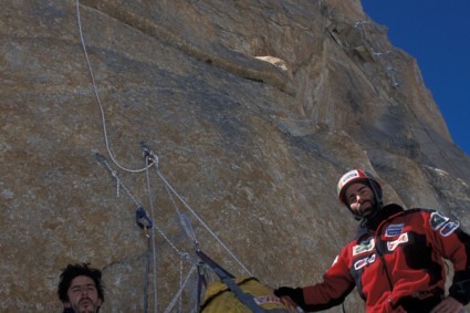 José Luiz e Alexandre pouco antes de chegar ao Ombro da Trango Tower. Foto de Waldemar Niclevicz.