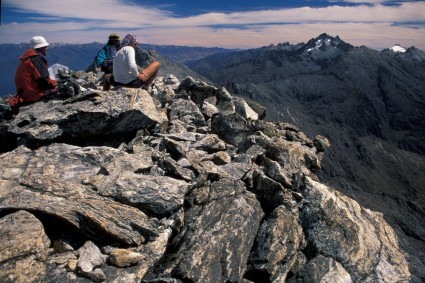 No alto do Pico Leon, contemplando o Pico Bolivar que surge ao longe. Foto de WN.