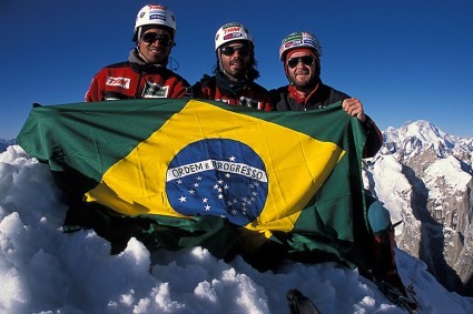 Marcelo Santos, Irivan Gustavo Burda e Waldemar Niclevicz no cume da Trango Tower, Paquistão